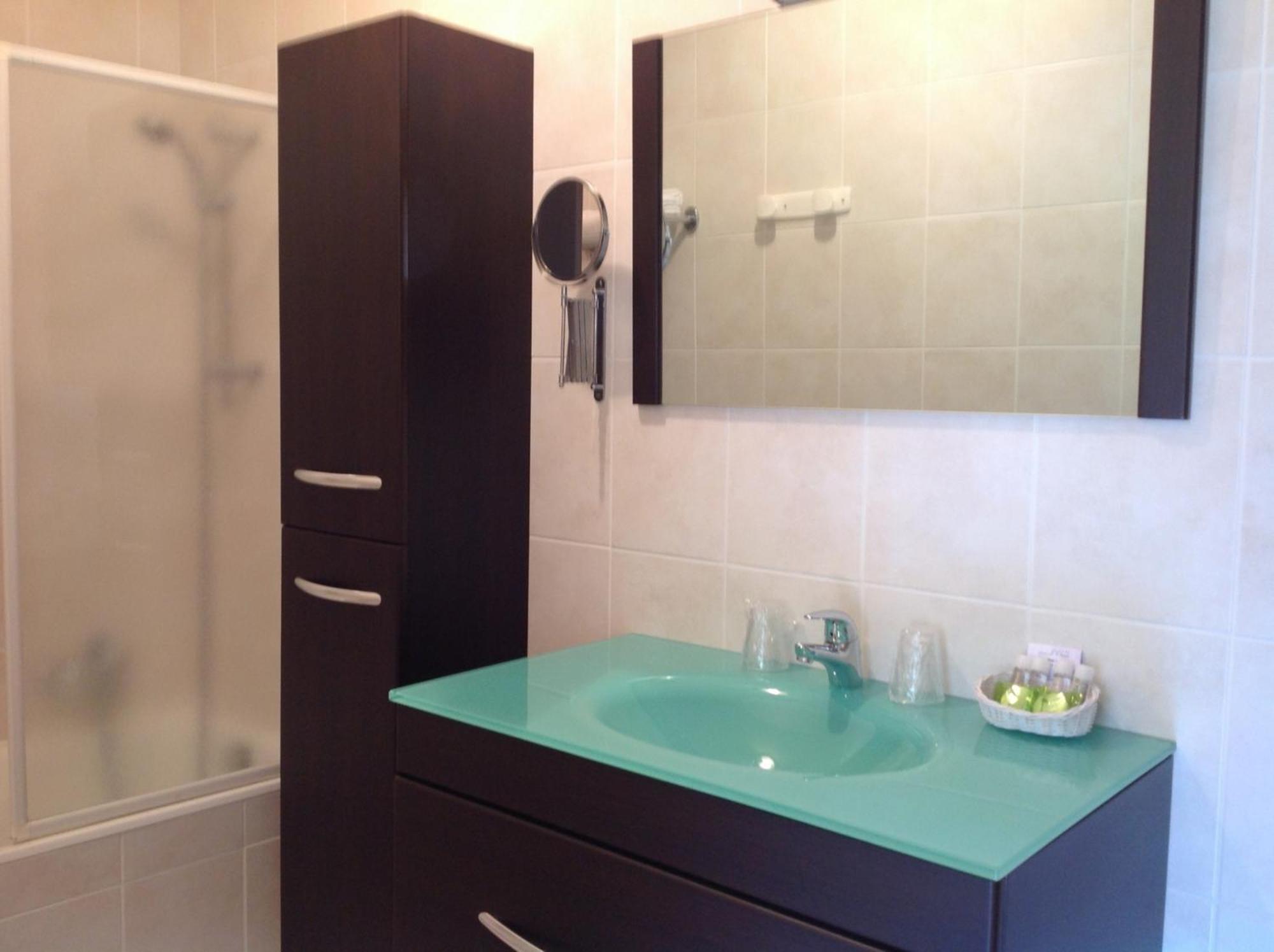 Hotel L'Oasis Évian-les-Bains Habitación foto